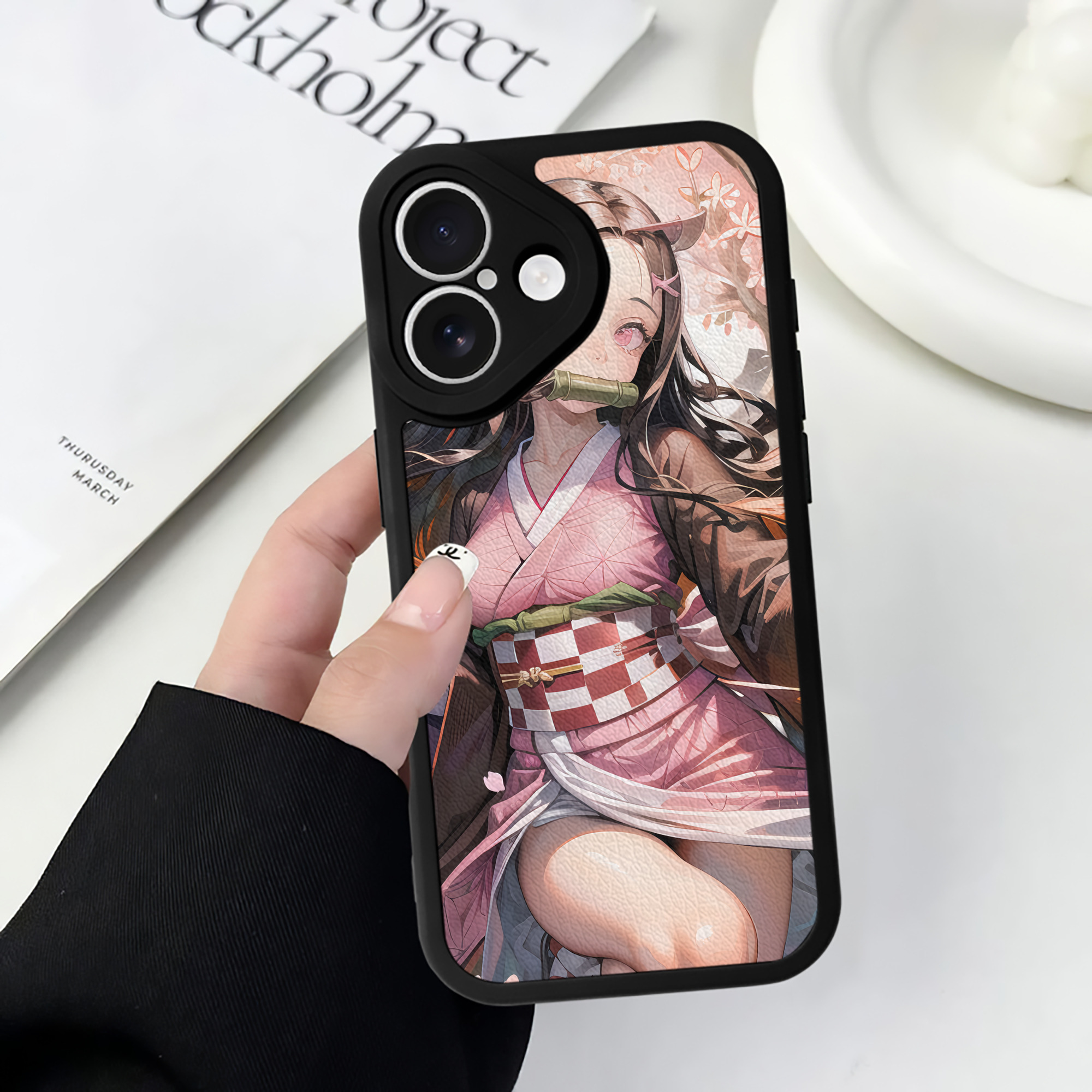 （画像用） 鬼滅の刃（きめつのやいば）竈門 禰󠄀豆子／かまど ねずこ Kamado Nezuko 【iPhone 16シリーズ対応】シリコンスマホケース（レザー調） 材質：シリコン